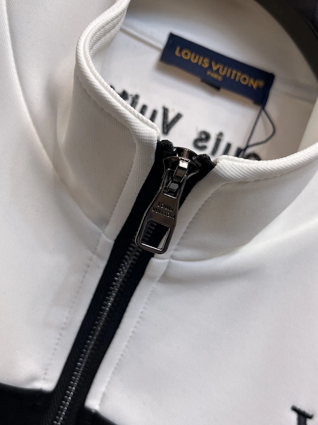🅿️720 [LV Louis Vuitton] hot-selling suit is coming. Focus on the original version of the official website. 2025 new hot-selling cardigan and sweatshirt suit. The original order is the best. 🇭🇰The meticulous work of top designers. It has a fitting and perfect upper body effect. All-natural high-quality Tencel Roman cotton 100%, close-fitting comfort, noble and elegant! Original hardware embodies elegance and nobility! Counter size: M-3XL (maximum wear up to 190 pounds)